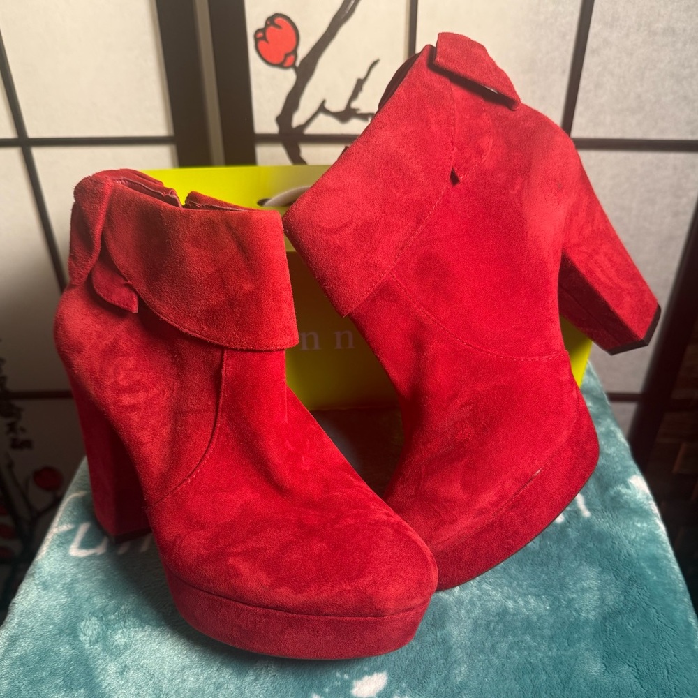 PRE-OWNED Gianni Bini Suede Ankle Booties w/chunky heel & bow!